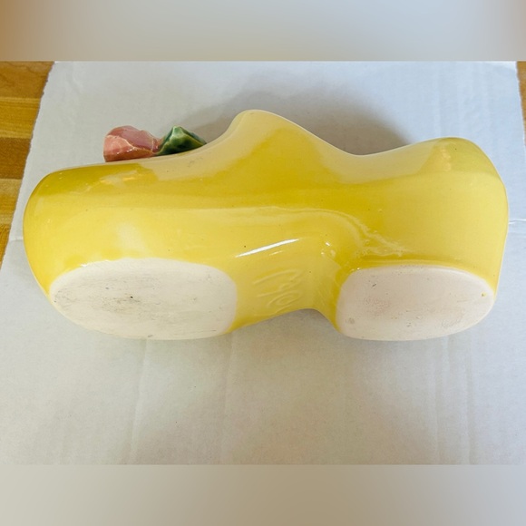 Vintage McCoy Pottery Dutch shoe with rose & leaves. Color is bright & complete. - Picture 6 of 7